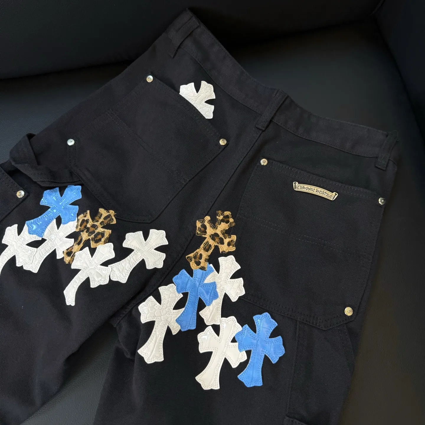 P300 Style number: D303 Chrome Hearts crocodile pattern leather jeans SIZE #28 30 32 34 36 Size reference # 28 waist 69 hips 97 pants length 102 30 waist 73 hips 101 pants length 104 32 waist 77 hips 105 pants length 106 34 waist 81 hips 109 pants length 108 36 waist 85 hips 113 pants length 110